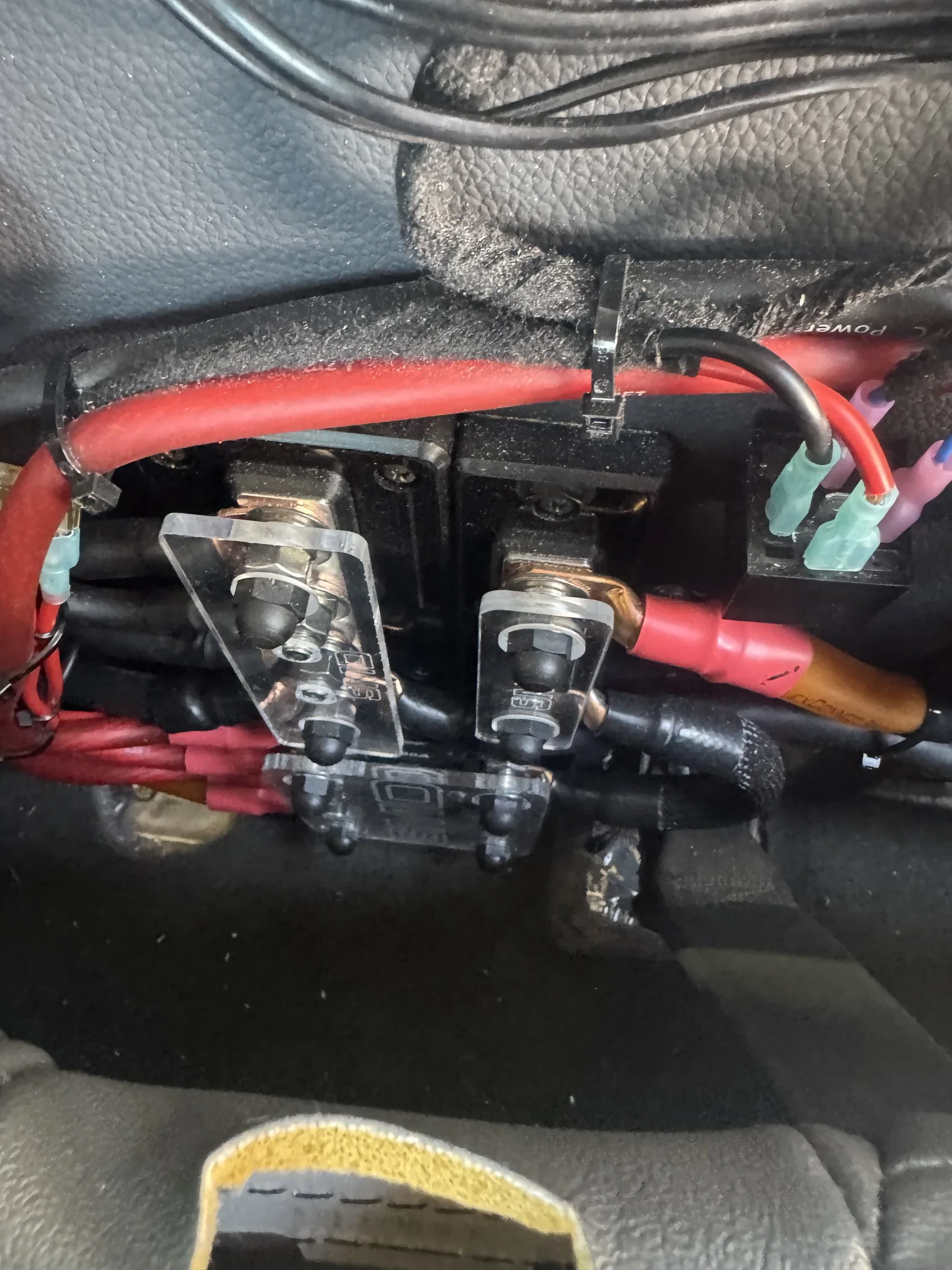 SMD ANL fuse block with 1/0 gauge power cable in a Silverado extended cab
